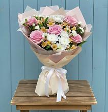 Букет цветов из:  Гвоздики, Орхидеи и Розы в Ростошах