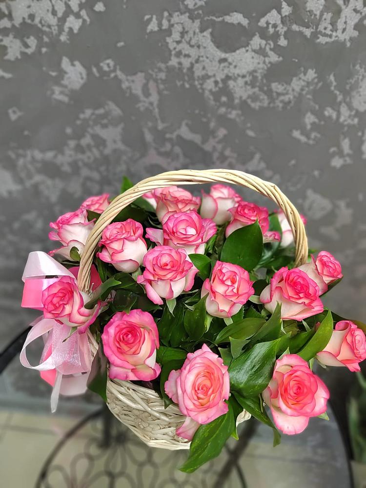 Цветочная композиция из Розы в корзине в Ростошах