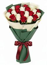 Букет Микс из красных и белых роз в Ростошах