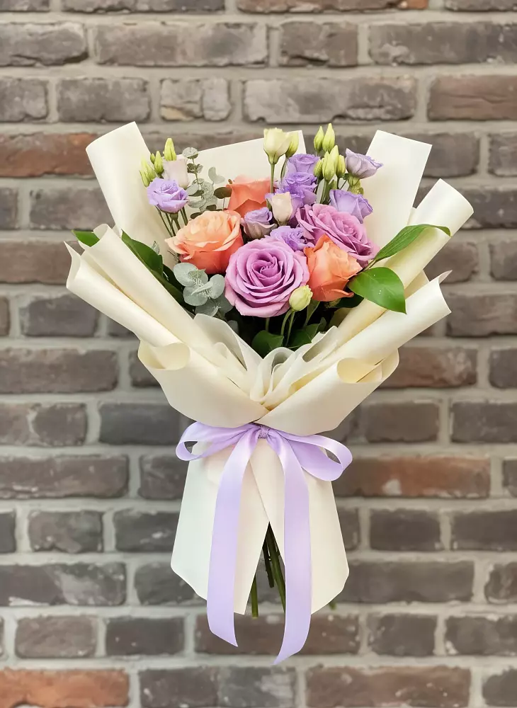 Букет цветов из: Лизиантусы и Розы в Ростошах