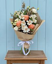 Букет цветов из:  Альстромерии, Лизиантусы, Розы и Хризантемы в Ростошах