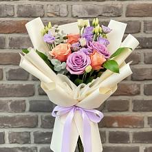 Букет цветов из:  Лизиантусы и Розы в Ростошах