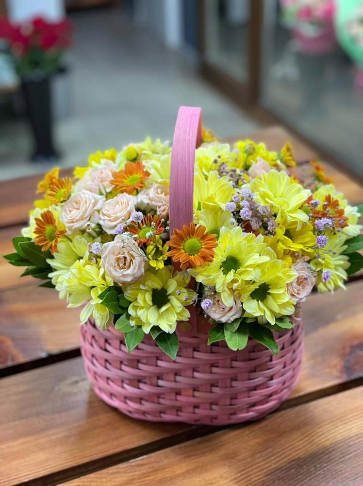 Цветочная композиция из Хризантемы и Розы в корзине в Ростошах