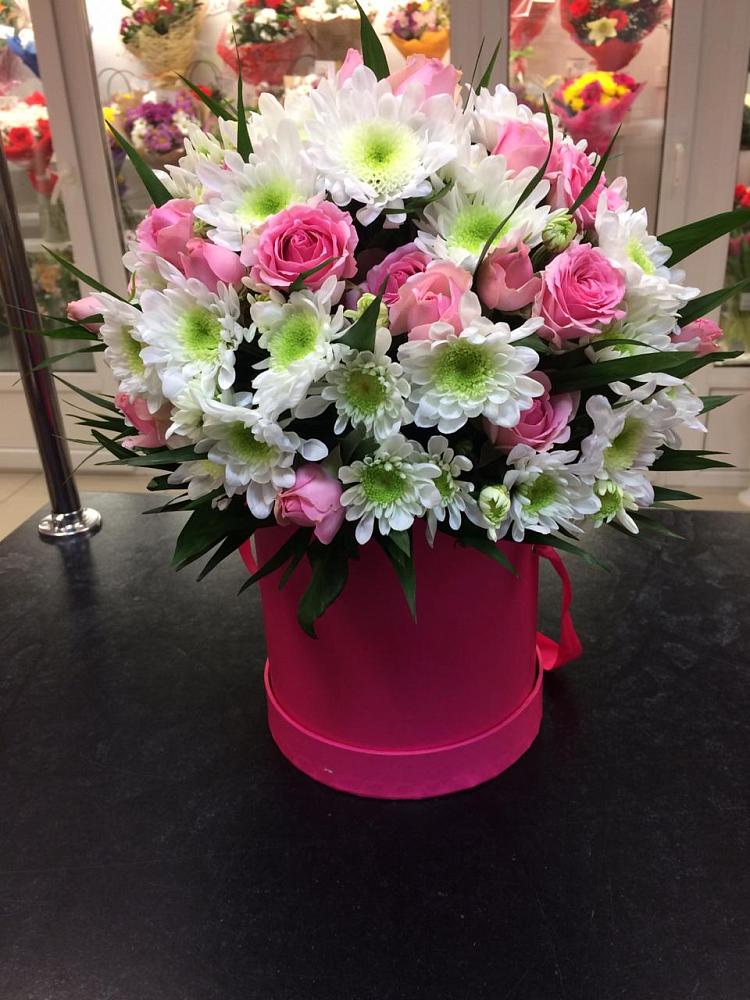 Цветочная композиция из Розы и Хризантемы в шляпной коробке в Ростошах