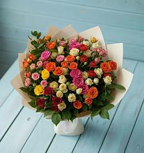 Букет Микс из разноцветных кустовых роз в Ростошах